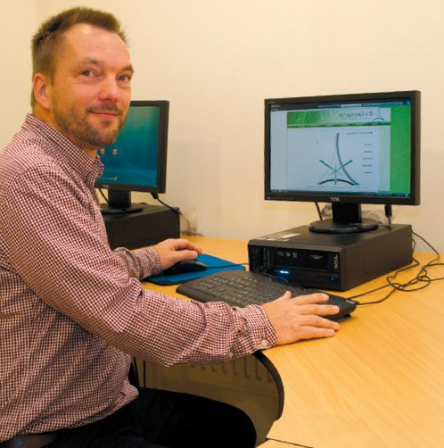 Jan Dirk Zaal van Computerhulp Doorn aan het werk